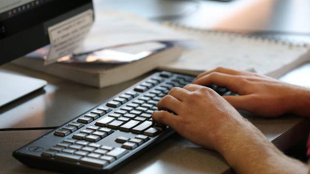 学生们手握键盘在电脑上搜索.