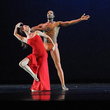 一对男女芭蕾舞演员摆出引人注目的姿势.