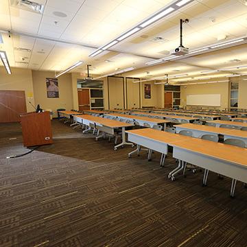 OHEC的一间会议室里摆着一排排的桌椅.