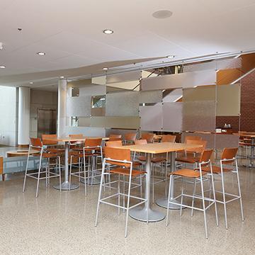 OHEC的休闲空间包括高顶桌子和酒吧高的椅子.
